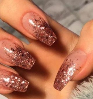 Unhas decoradas com glitter 2024: confira inspirações e também tendências