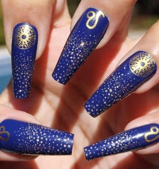 Unhas quadradas azuis com decoração em dourado