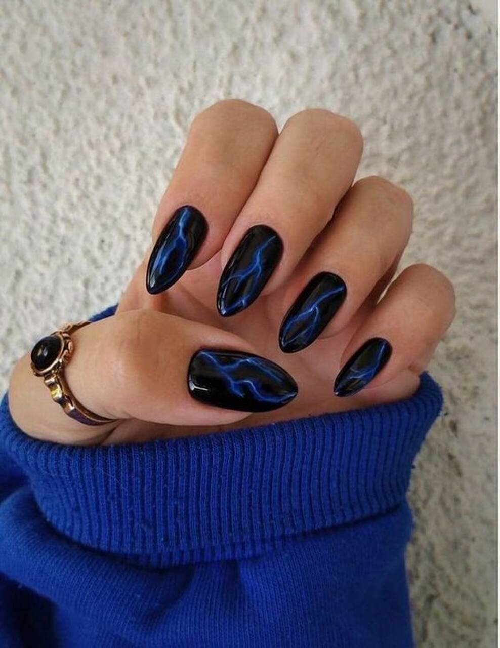 Unhas grandes amendoadas com preto e decoração em azul 