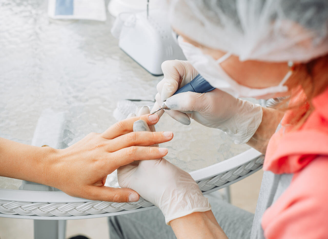 Manicure faz cutilagem russa em cliente