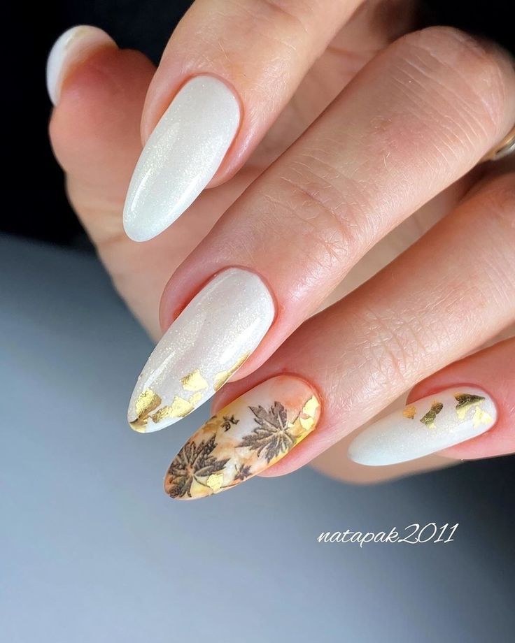 Unhas grandes amendoadas brancas com glitter e flores