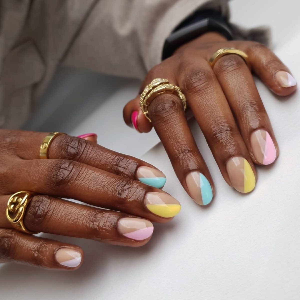 Poder nas mãos: unhas decoradas divertem e alegram as composições