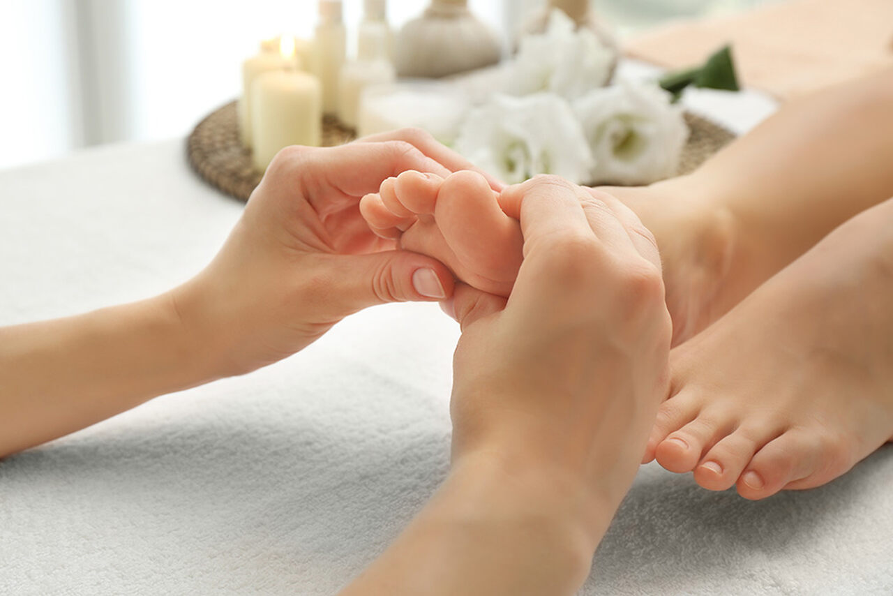 Mulher recebe massagem nos pés com spa dos pés em casa