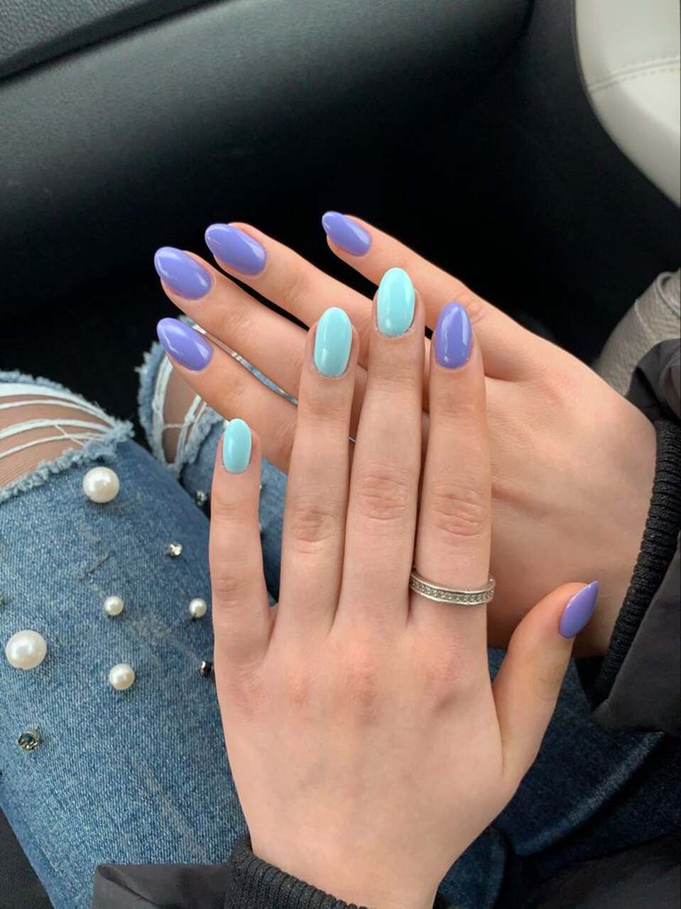 Unhas pequenas com esmalte azul e lilás 