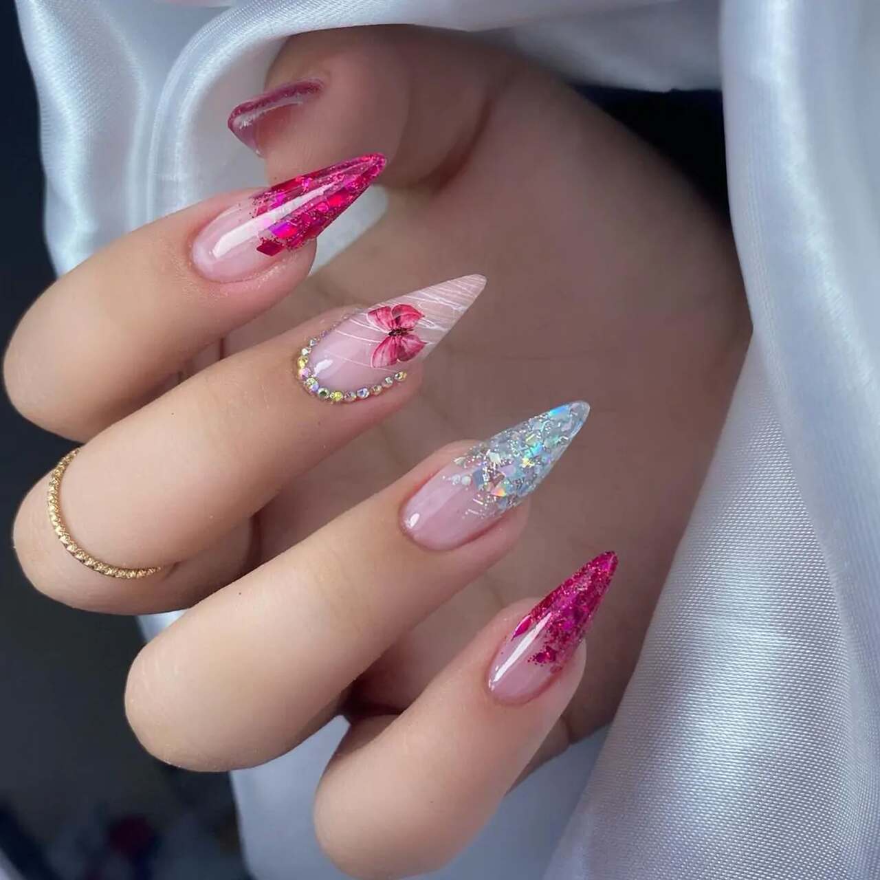 Unhas stiletto com borboleta rosa e glitter encapsulado rosa e prata