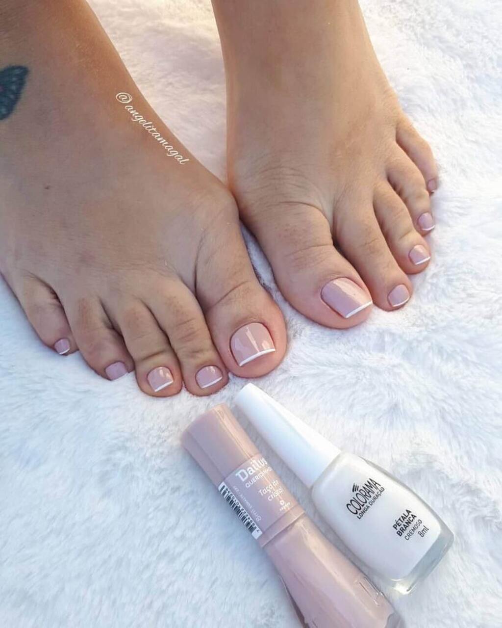 Unhas dos pés delicadas com esmalte nude e francesinha branca
