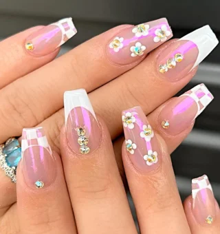 Unhas no formato bailarina com desenhos de flores