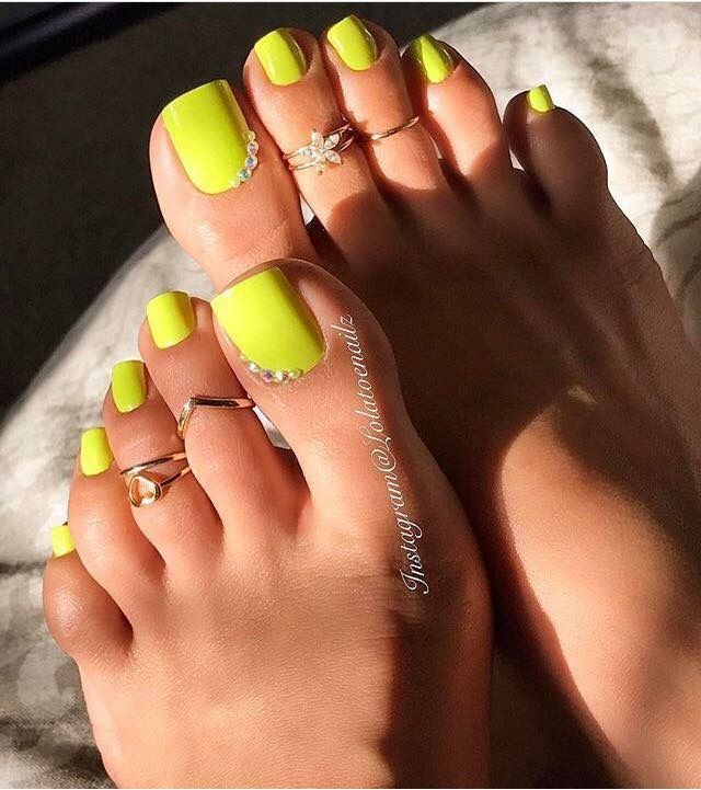 Unhas dos pés verde neon