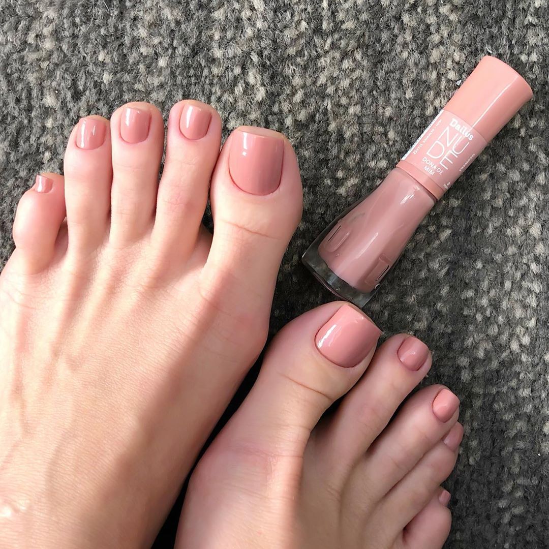 Unhas dos pés rosa claro