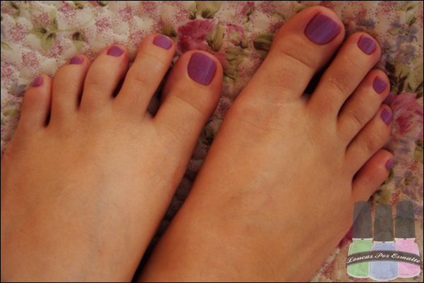 Unhas dos pés lilás