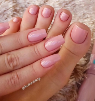 Foto com pés e mãos esmaltados em rosa