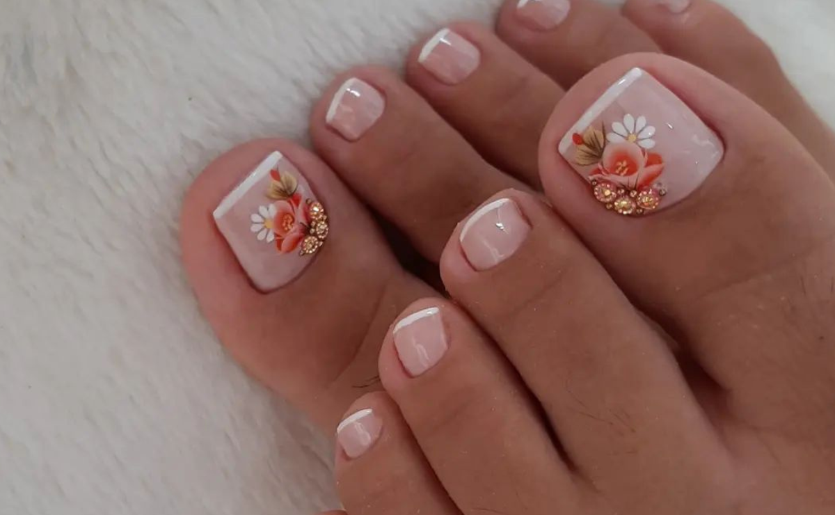 Unhas dos pés decoradas com flores