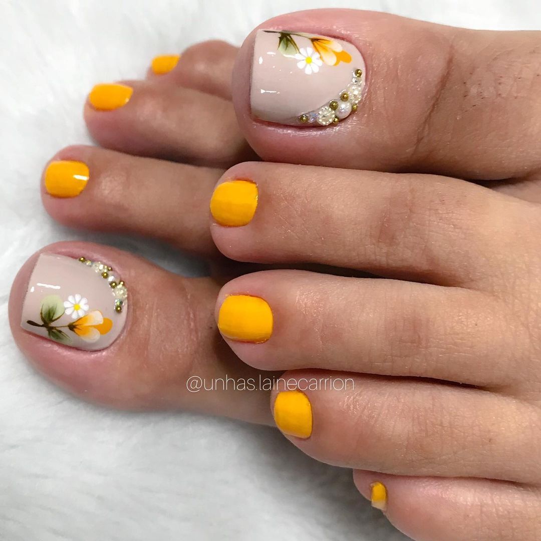 unhas dos pés com decoração em amarelo