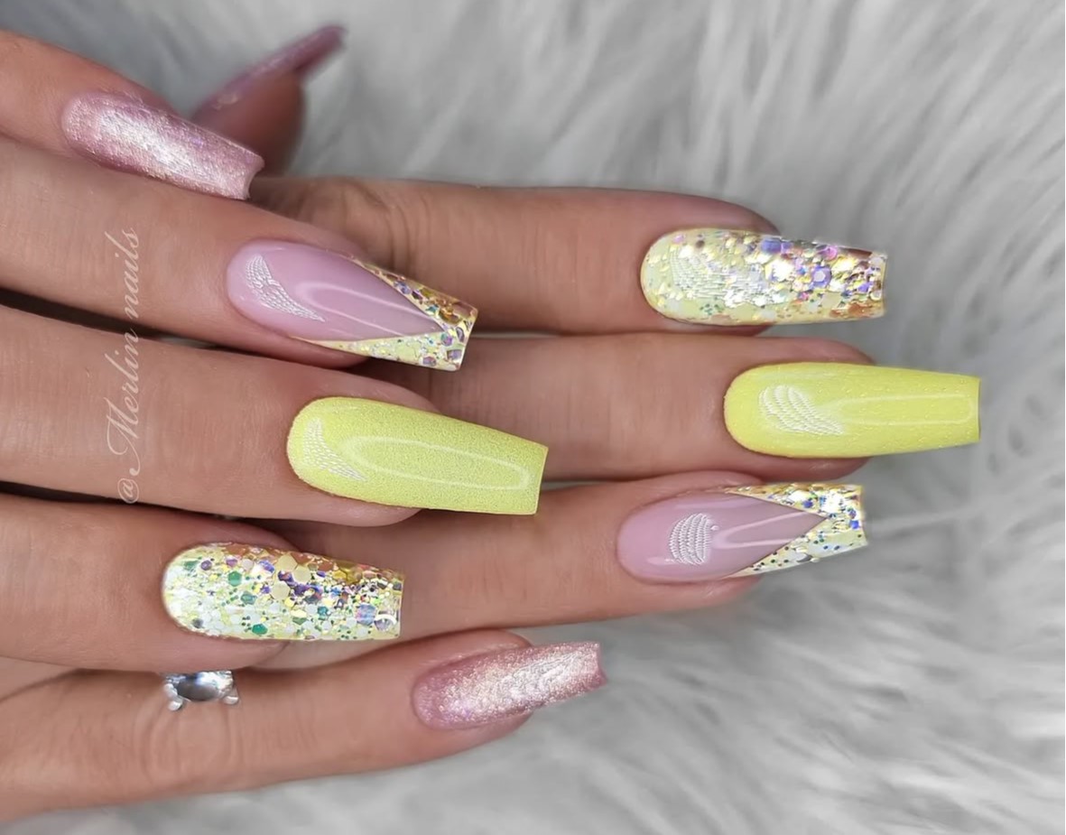 Unhas brilhantes para o carnaval 