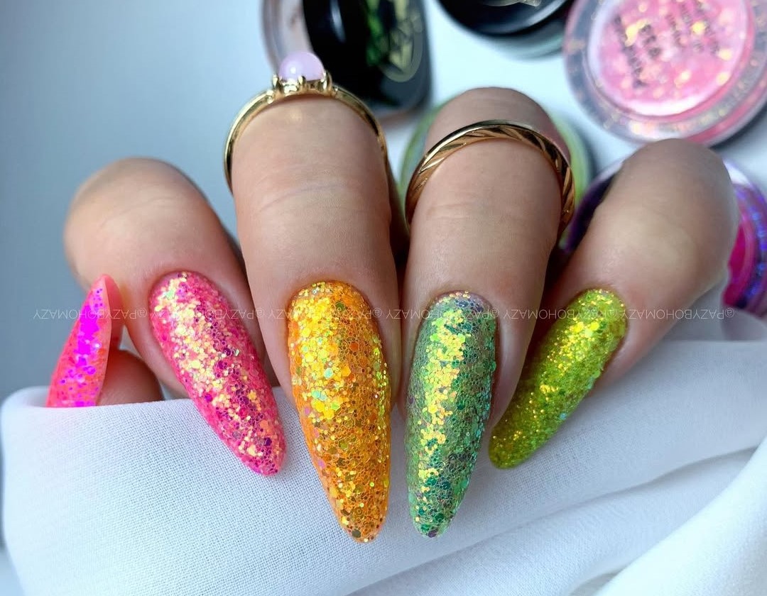 Unhas brilhantes para o carnaval 